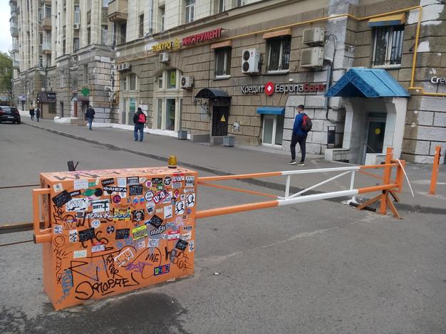 Откатные антивандальные шлагбаумы.