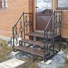 Входное крыльцо с коваными перилами для дома, дачи, бани