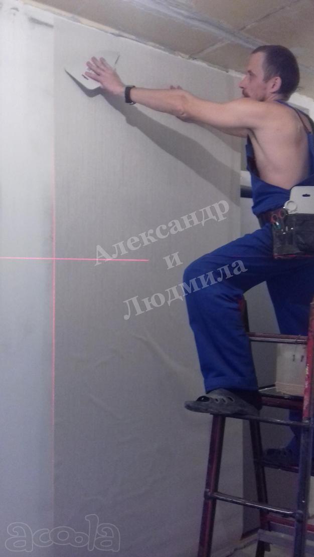 Поклейка обоев семейная пара