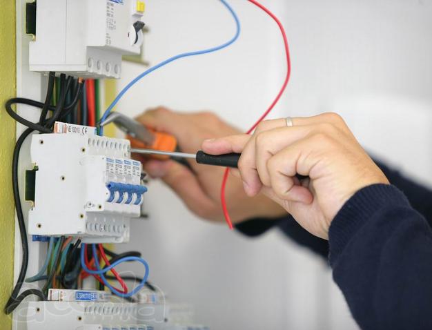 Предлагаем услуги электриков