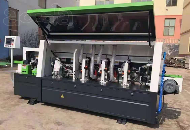 Автоматическая кромкооблицовочная машина с двойной обрезкой древесных плит